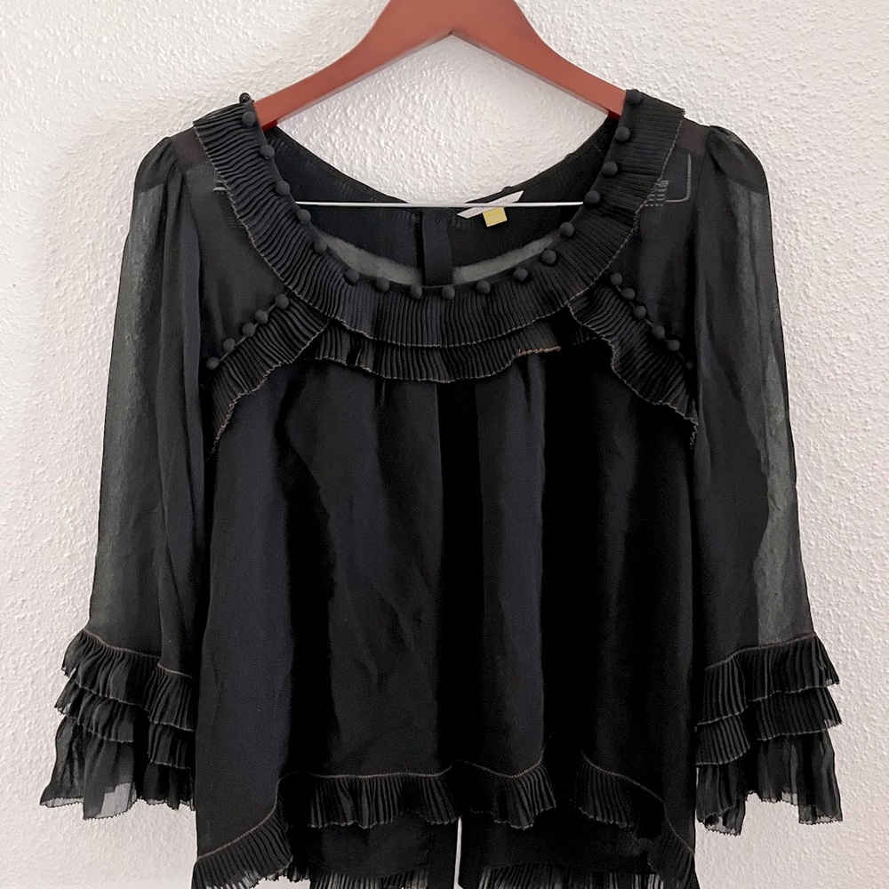 excellent condition, silk, sleeves 3/4 pleated details size 6